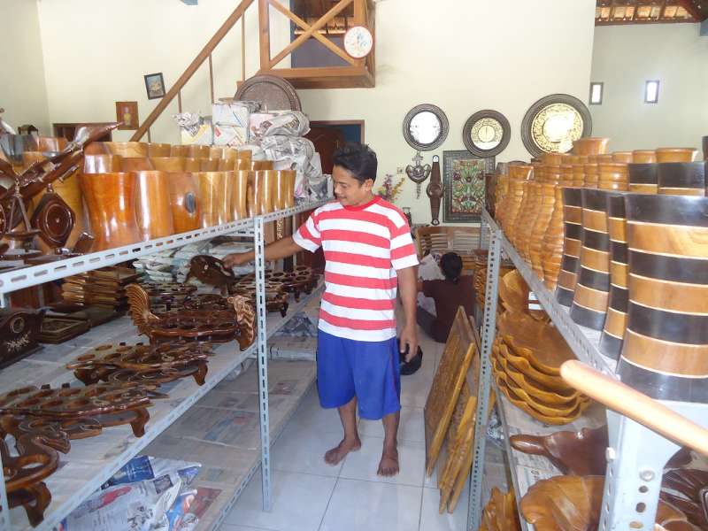 Perajin Souvenir Kayu Jati Kasiman Terancam Hilang 