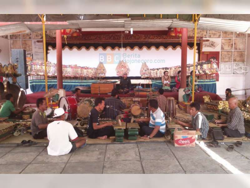 Sedekah Bumi , TITD Hok Swi Bio Gelar Wayang Kulit