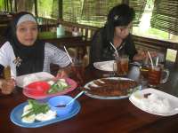 Pedasnya Ikan Gurami Bakar di Warung Klotok 
