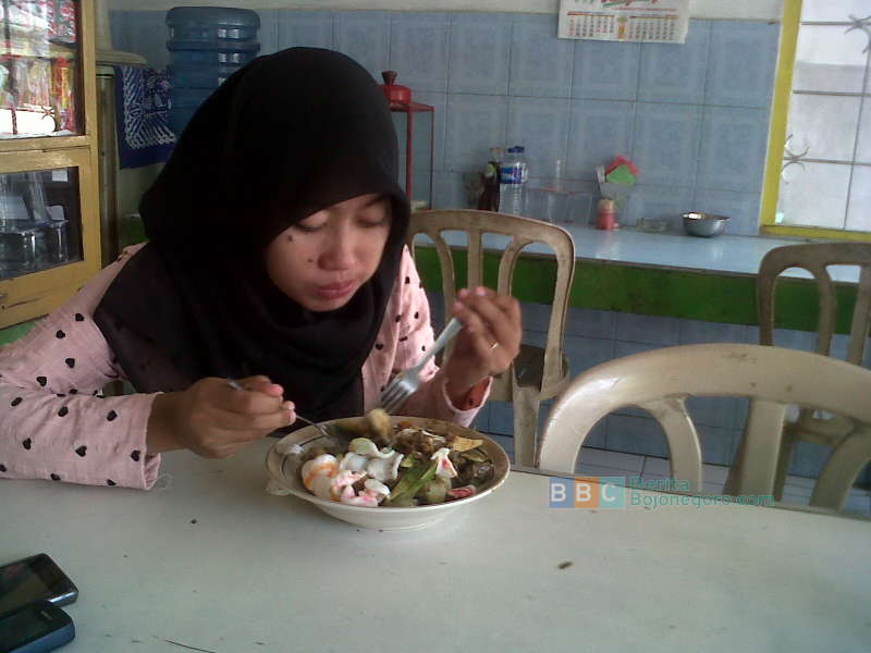 20 Tahun Lebih Jualan Rujak Cingur