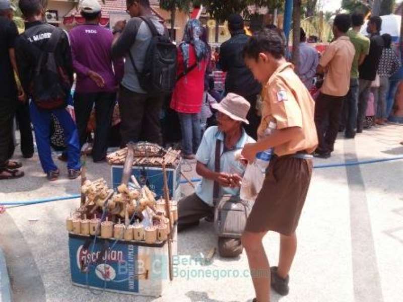 Datang dari Jogja, ke Bojonegoro Demi Rupiah   