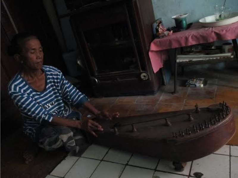 Buta Huruf, Abdikan Diri untuk Siter dan Nyinden