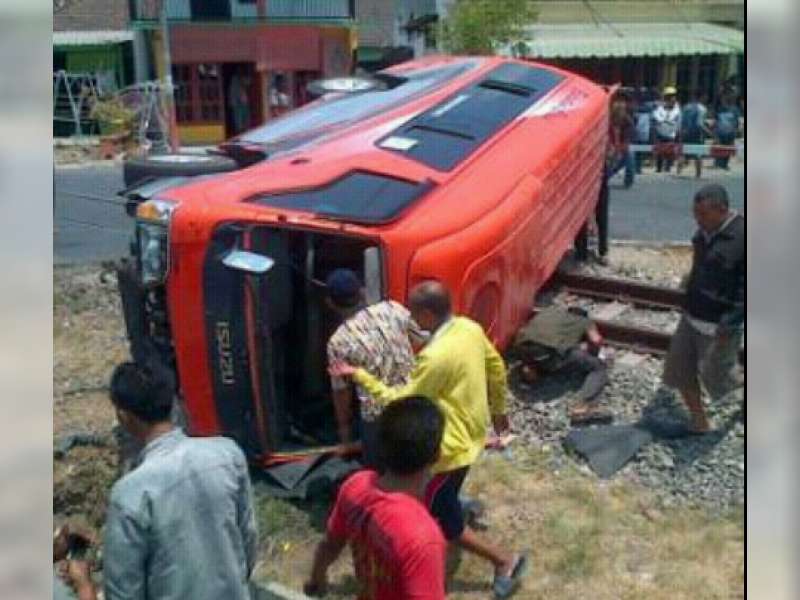 Kereta Api Tabrak Mobil ELF, 3 Meninggal Dunia