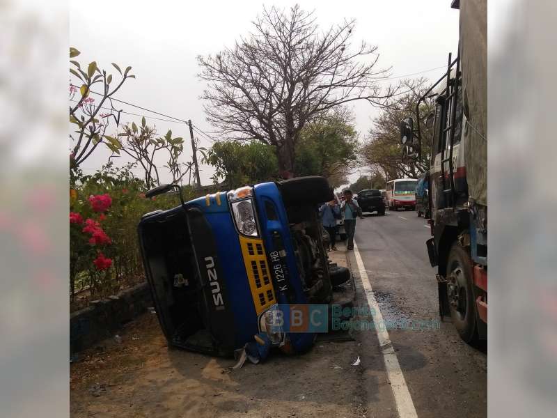 Mobil Elf Rombongan Pentakziah Terguling di Desa Ngulanan