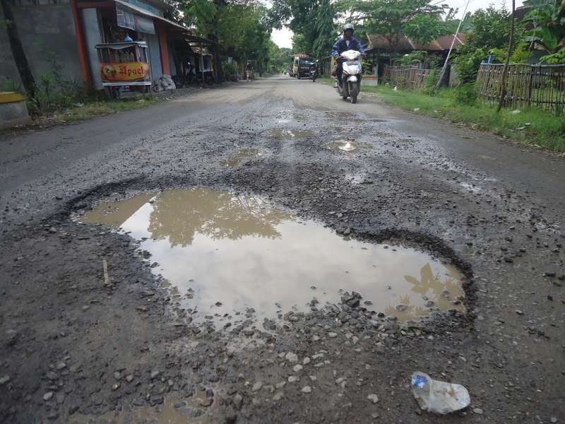 Jalan Poros Kecamatan di Bojonegoro Banyak yang Rusak Parah 