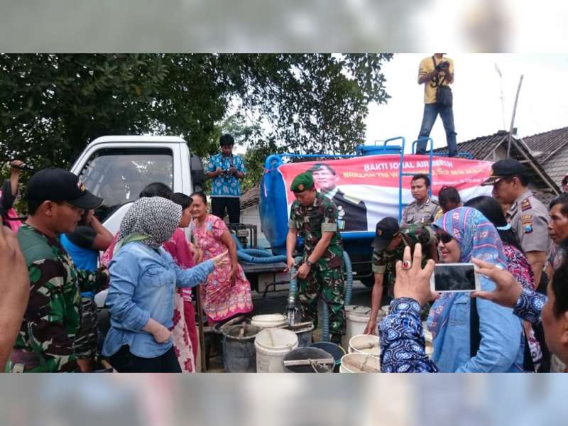 Yayasan Alumni SMPP Bersama Kodim 0813 Salurkan Bantuan Air Bersih