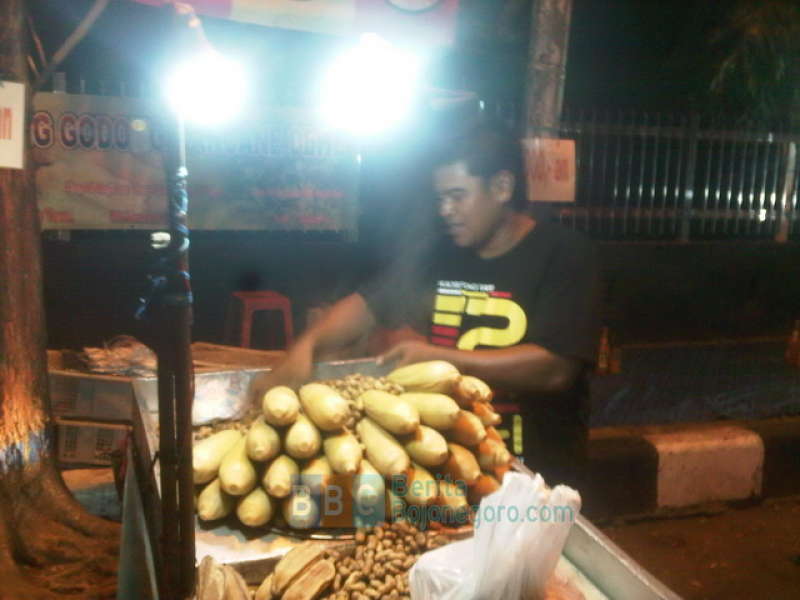 Jual Kacang dan Jagung Godok, Semalam Untung 300 Ribu