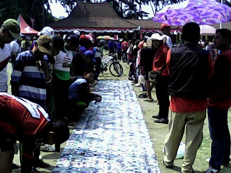 Gelar Lapak Dadakan di Alun-Alun, Dikerubuti Peserta Fun Bike