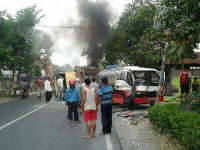 Truk Tangki vs Truk, Satu Sopir Kepalanya Benjol