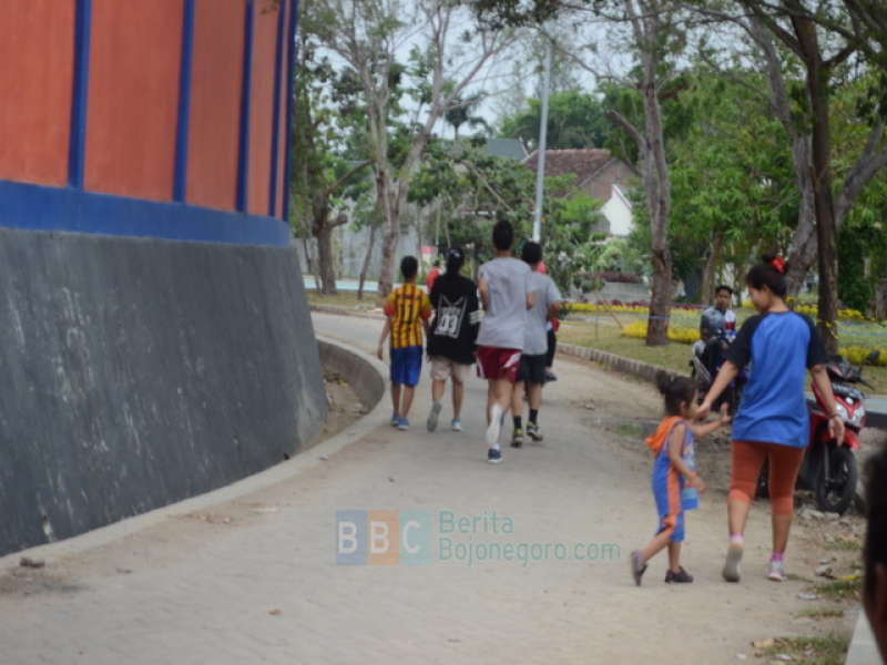 Asyiknya Jogging Mengelilingi Stadion Letjen Sudirman