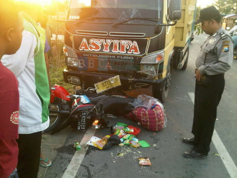 Diseruduk Truk, Satu Pengendara Motor Luka Berat