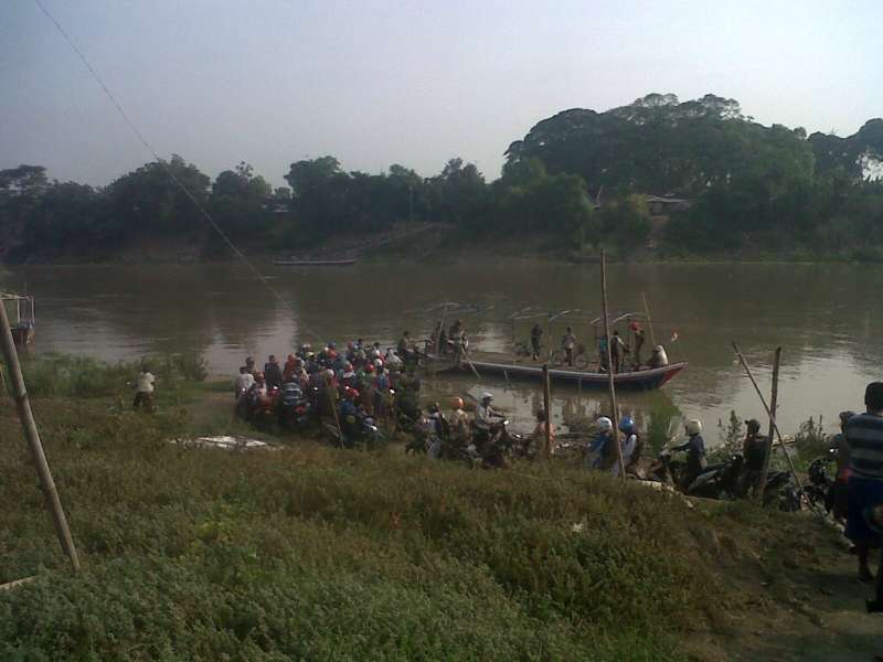 Debit Air Naik, Jembatan Bambu Bengawan Solo Dibongkar 