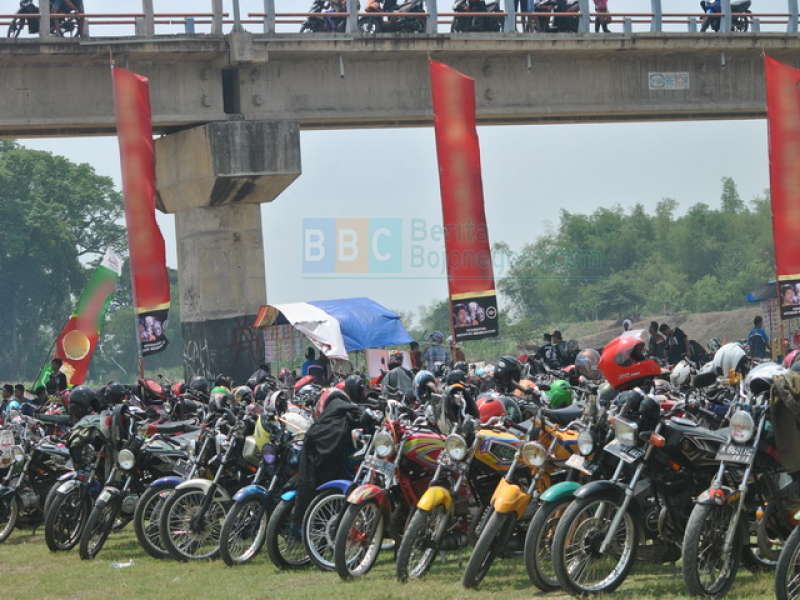 Ribuan Penggemar RX KING Banjiri Bendung Gerak