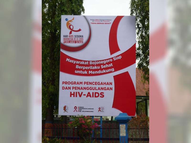 Diperingati dengan Bagi-Bagi Bunga dan Selebaran Bahaya AIDS