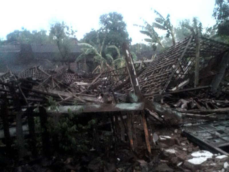Lagi, Satu Rumah Roboh Akibat Angin Kencang