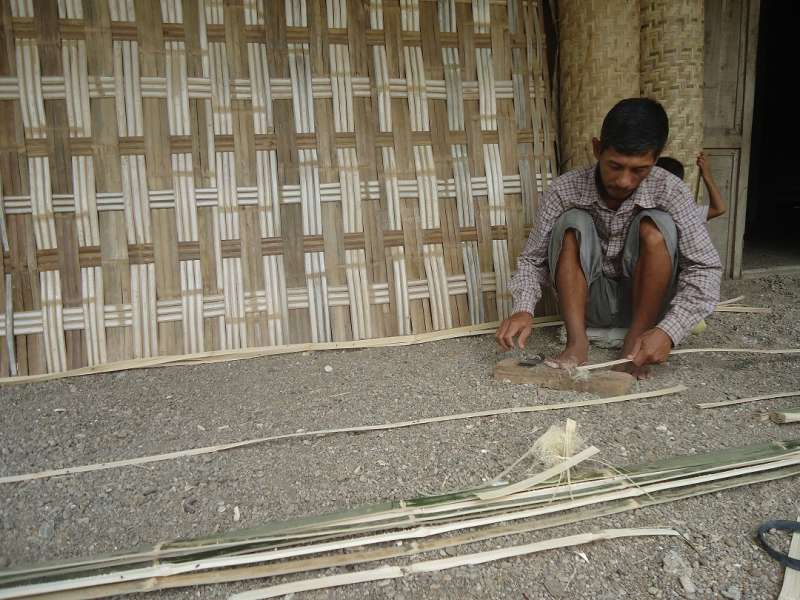 Turun Temurun Menekuni Kerajinan Sasak Bambu