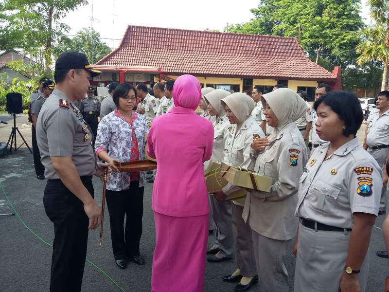 Polri dan Bhayangkari Beri Apresiasi PNS Polri