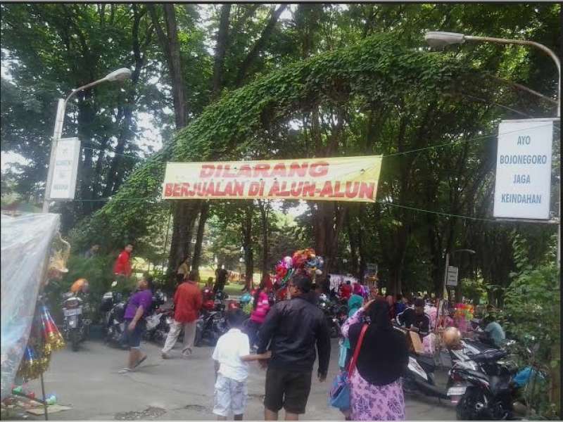 Masih Ada PKL yang Berjualan di Dalam Alun-Alun