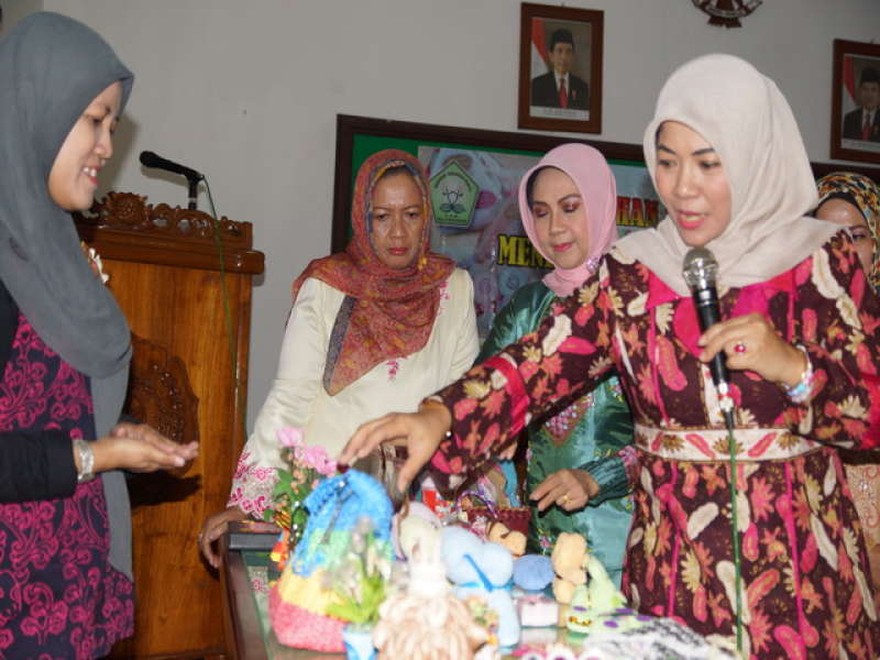 GOW Gelar Pelatihan Membuat Souvenir Berbahan Kain Handuk