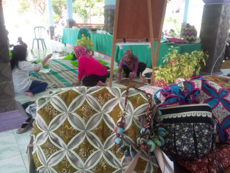 Ibu-ibu Campurejo Dilatih Olah Kain Perca