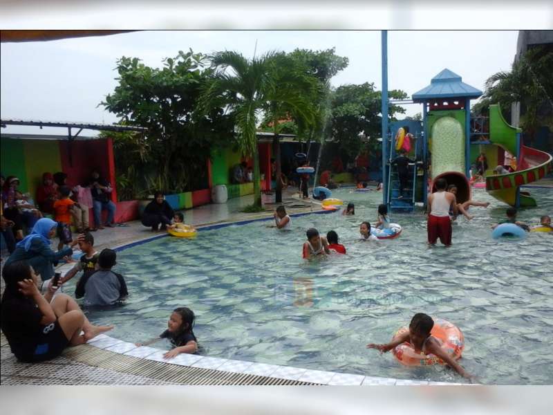 Masa Liburan, Kolam Renang Ramai Pengunjung