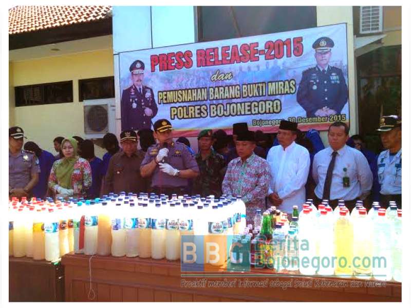 Polres Musnahkan Ribuan Liter Miras