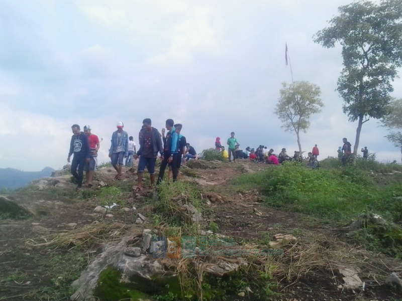 Pengunjung Muda-Mudi Banjiri Wisata Atas Angin