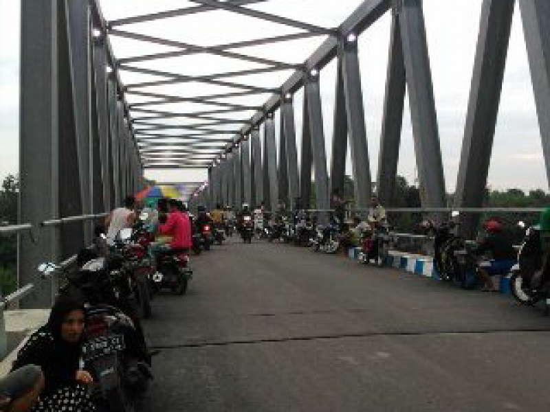 Asyiknya Nongkrong di Jembatan Padangan-Kasiman