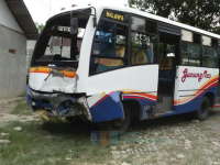 Bus Gunung Mas Tabrak Truk Parkir