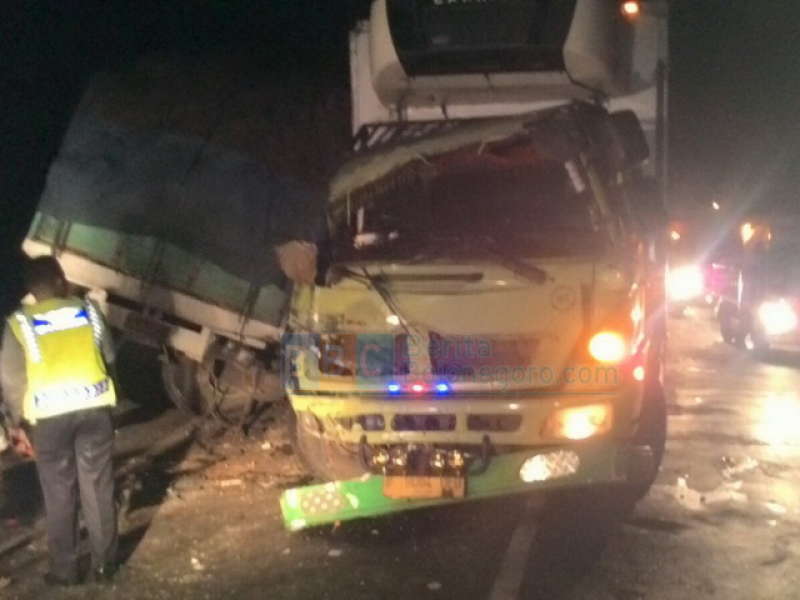 Gara-Gara Sopir Ngantuk, Truk Boks Hantam Truk Gandeng