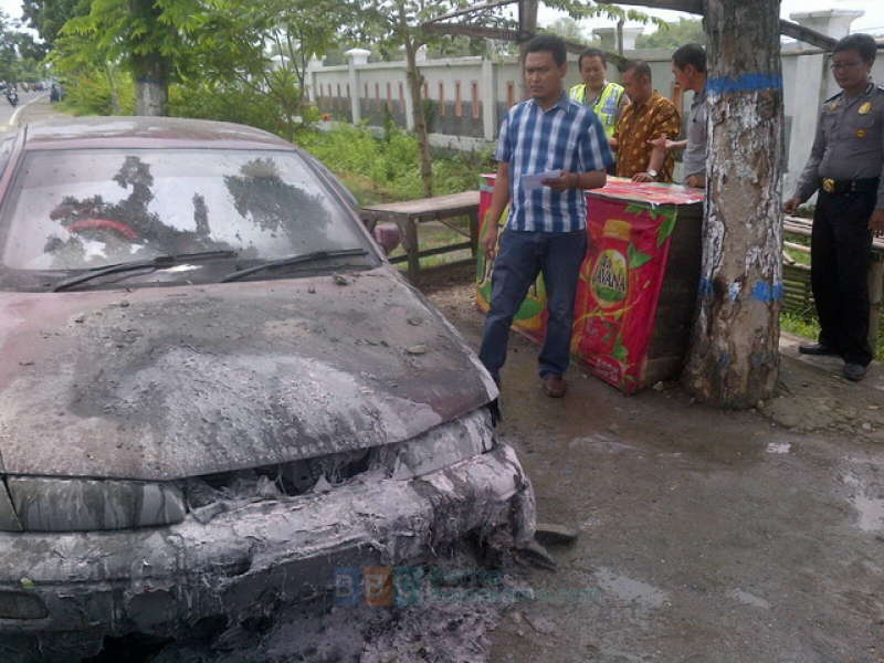 Mobil Sedan Timor Tiba-Tiba Terbakar di Jalan Raya Balen