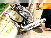 Mau Menyalip Pikup, Bus Tabrak Pengayuh Sepeda Pancal 