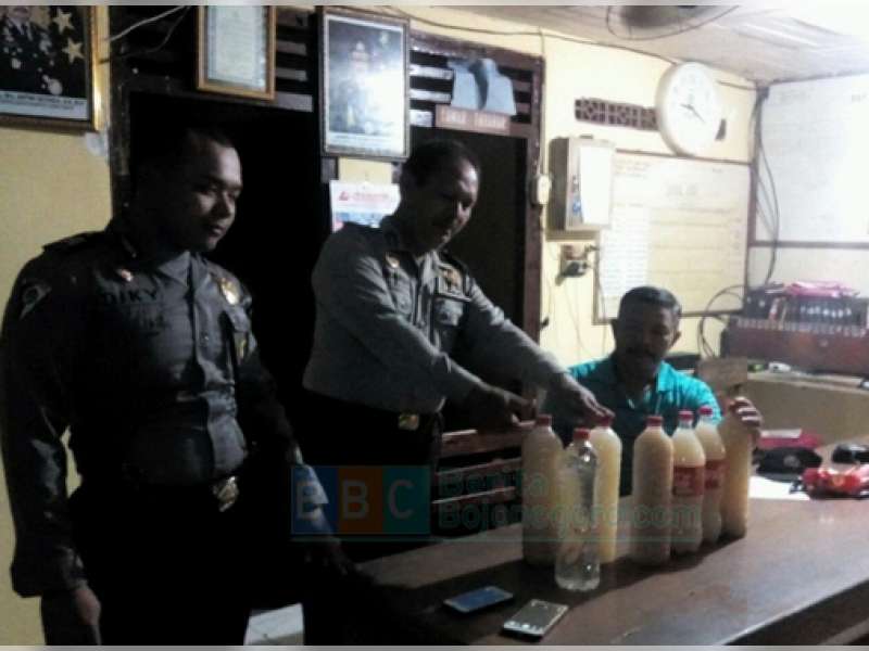 Razia Miras di Sugihwaras, Polisi Amankan 15 Liter Arak