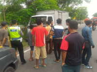 Ceroboh Saat Belok, Bocah Pengendara Motor Ditubruk Mobil Boks