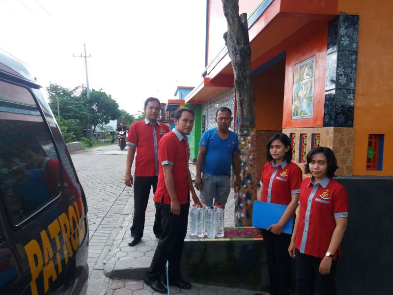 Operasi di Rel Bengkong, Polisi Temukan 8 Botol Arak 