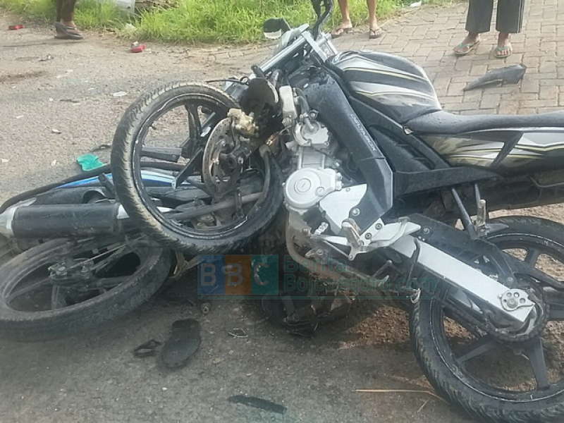 Dua Motor Tabrakan, 4 Orang Luka-luka