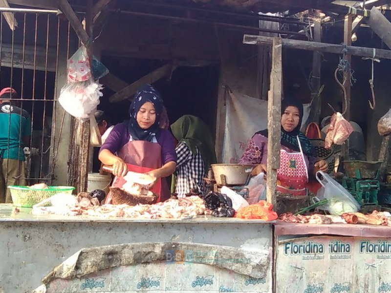 Daging Sapi Mahal, Penjual Pentol Beralih ke Daging Ayam