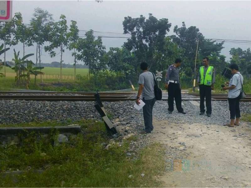 Nyebrang Rel, Motor Milik Warga Baureno Ditubruk Kereta Api