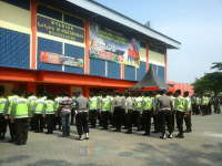 Petugas Keamanan Lakukan Apel Persiapan di Depan Stadion