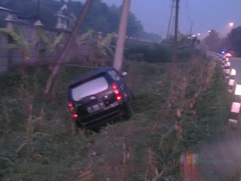 Sopir Mengantuk, Avanza Hitam Terjun ke Parit