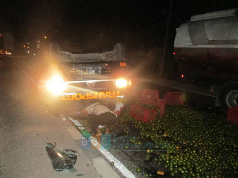 Sopir Mengantuk, Pikap Bermuatan Jeruk Terbalik