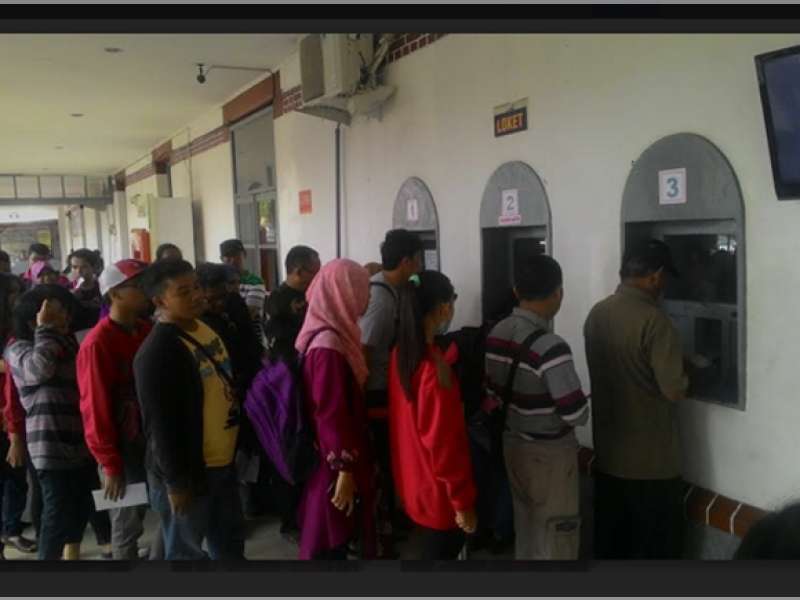 Libur Panjang, Antrian Tiket Kereta Memanjang