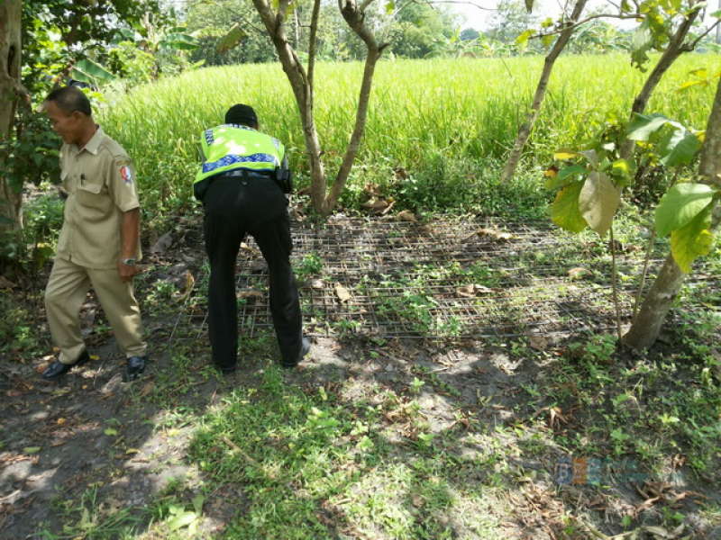 Warga Temukan 3 Ram Besi Cor Jalan Purwosari yang Digondol Maling
