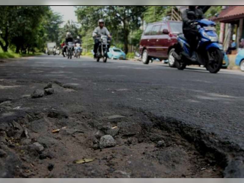 Kurang Hati-Hati Berkendara, Seorang Pelajar di Padangan Terperosok Lubang