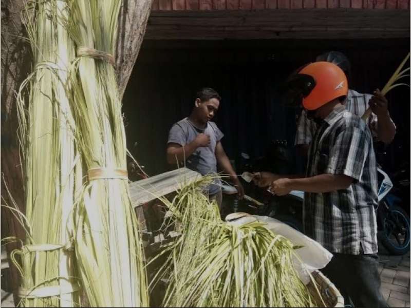 Pedagang Janur Andalkan Pasokan dari Luar Bojonegoro