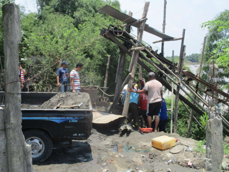Gerebek Sedot Pasir di Kalitidu, Polisi Amankan 11 Sopir Truk