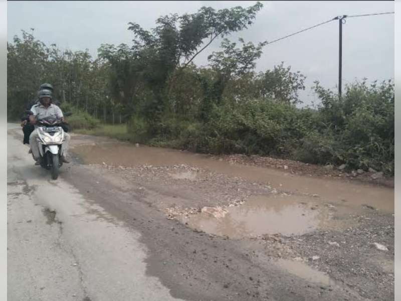 Jalan Menuju Lokasi Proyek J-TB Masih Berlubang
