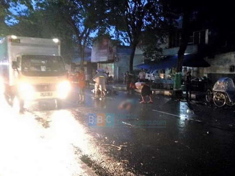 Sore Tadi di Tuban Ada Pengendara Motor Tewas Ditabrak Truk