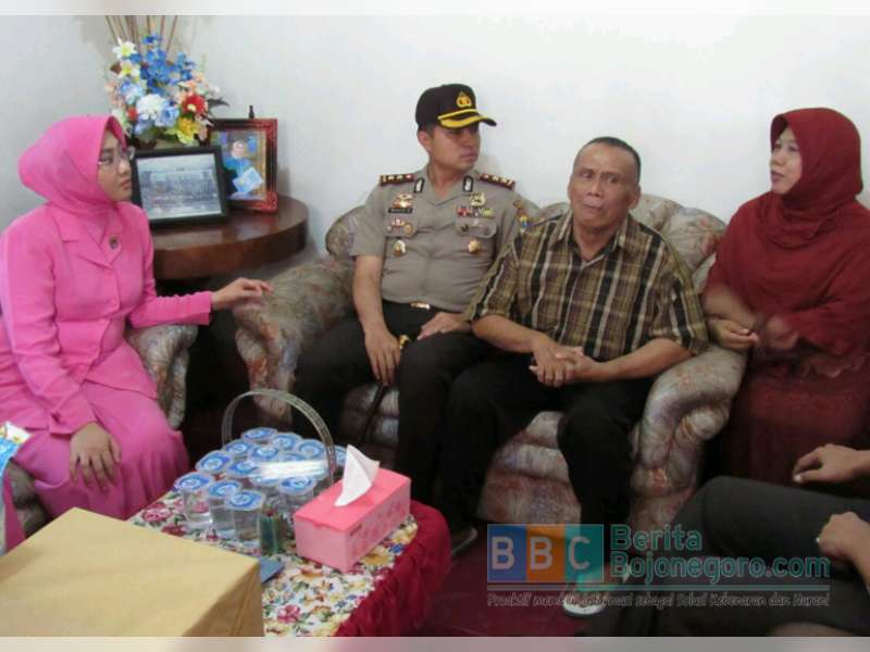 Sebagai Ungkapan Terimakasih, Kapolres Jenguk Anggota Polisi yang Sakit