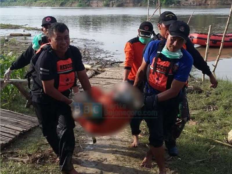 Sesosok Mayat Mr X Ditemukan Mengapung  di Bawah Jembatan Malo